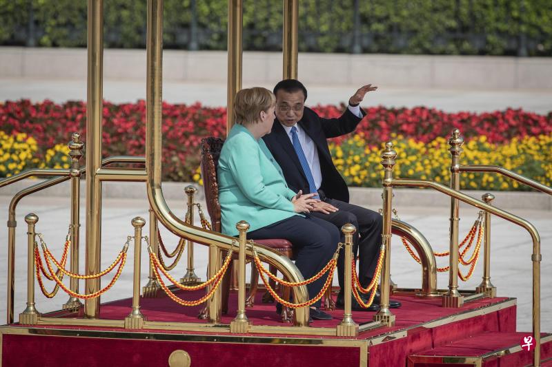 默克尔在李克强的陪同下,出席在北京人民大会堂的欢迎仪式。图为李克强正在和默克尔对话。(美联社) 默克尔在李克强的陪同下,出席在北京人民大会堂的欢迎仪式。图为李克强正在和默克尔对话。(美联社)