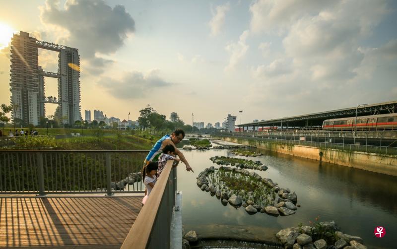 加冷河碧山路至布莱德路河段经ABC Waters工程改造后,不再是只看到混凝土的沟渠,而更有公园河道的绿意与舒适感,成为碧山居民一家大小休闲的好去处。(叶振忠摄) 加冷河碧山路至布莱德路河段经ABC Waters工程改造后,不再是只看到混凝土的沟渠,而更有公园河道的绿意与舒适感,成为碧山居民一家大小休闲的好去处。(叶振忠摄)