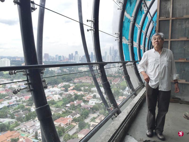 知名建筑师萧提默的儿子受访时说,父亲对建筑设计非常认真,每次都会到工地确保一切依据设计建造。图为萧提默在吉隆坡M City视察建筑工地的情况。(受访者提供) 知名建筑师萧提默的儿子受访时说,父亲对建筑设计非常认真,每次都会到工地确保一切依据设计建造。图为萧提默在吉隆坡M City视察建筑工地的情况。(受访者提供)