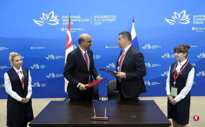 新加坡国务资政兼社会政策统筹部长尚达曼(左二)与俄罗斯副总理马克西姆·阿基莫夫(右二)昨天在俄罗斯符拉迪沃斯托克交换双方签署的第10届俄新高层跨政府委员会会议联合声明。(新加坡外交部提供) 新加坡国务资政兼社会政策统筹部长尚达曼(左二)与俄罗斯副总理马克西姆·阿基莫夫(右二)昨天在俄罗斯符拉迪沃斯托克交换双方签署的第10届俄新高层跨政府委员会会议联合声明。(新加坡外交部提供)