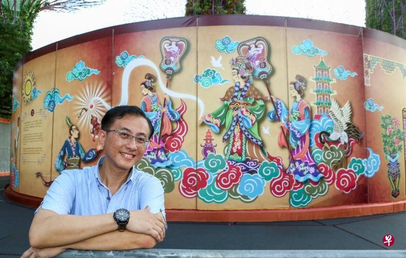 今年“滨海花园庆中秋”活动的大型走马灯上的绘图,出自本地漫画人和绘图设计师林尤正之手。(陈斌勤摄) 今年“滨海花园庆中秋”活动的大型走马灯上的绘图,出自本地漫画人和绘图设计师林尤正之手。(陈斌勤摄)