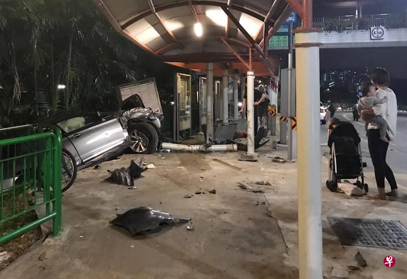 车子撞入巴士站,现场一片狼藉。(取自网络) 车子撞入巴士站,现场一片狼藉。(取自网络)