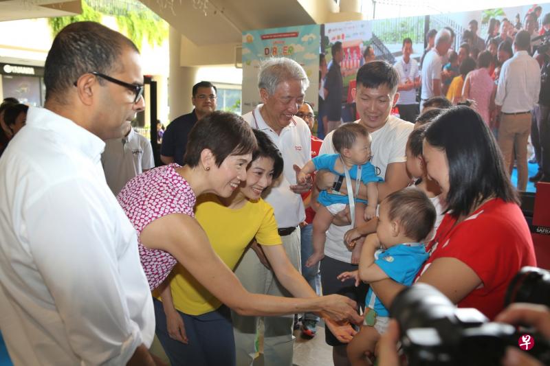 国务资政兼国家安全统筹部长张志贤(左四)、人力部长杨莉明(左二)、交通部兼通讯及新闻部高级政务部长普杰立医生(左一)和内政部兼国家发展部高级政务次长孙雪玲(左三)星期天在家庭嘉年华会上与年轻家庭亲切互动。(谢智扬摄) 国务资政兼国家安全统筹部长张志贤(左四)、人力部长杨莉明(左二)、交通部兼通讯及新闻部高级政务部长普杰立医生(左一)和内政部兼国家发展部高级政务次长孙雪玲(左三)星期天在家庭嘉年华会上与年轻家庭亲切互动。(谢智扬摄)