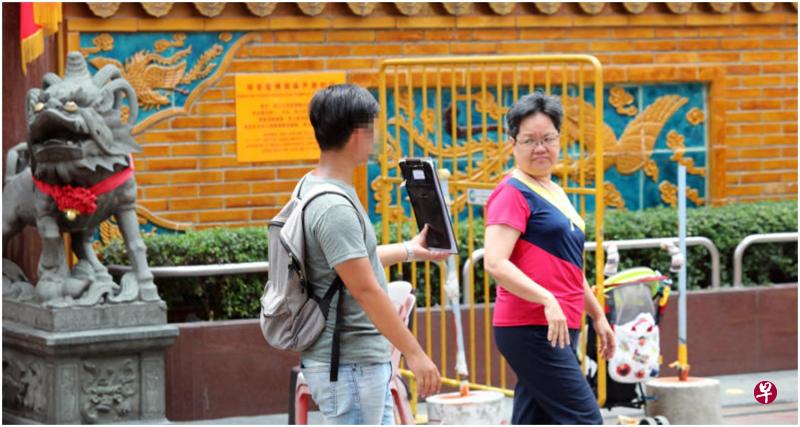 这些没有穿制服或是印有慈善团体义工标志T恤的人,被指很可能是“假志愿者”,公众可要求扫描QR码以查看他们是否有警方发出的募款准证。(邝启聪摄) 这些没有穿制服或是印有慈善团体义工标志T恤的人,被指很可能是“假志愿者”,公众可要求扫描QR码以查看他们是否有警方发出的募款准证。(邝启聪摄)