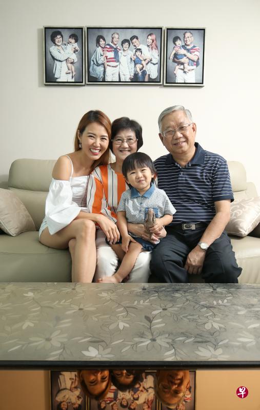 郑可为(左一)家庭事业皆顺心,父亲郑顺利(右一)和母亲陈柳莲都很欣慰,享受含饴弄孙之乐。(叶振忠摄) 郑可为(左一)家庭事业皆顺心,父亲郑顺利(右一)和母亲陈柳莲都很欣慰,享受含饴弄孙之乐。(叶振忠摄)