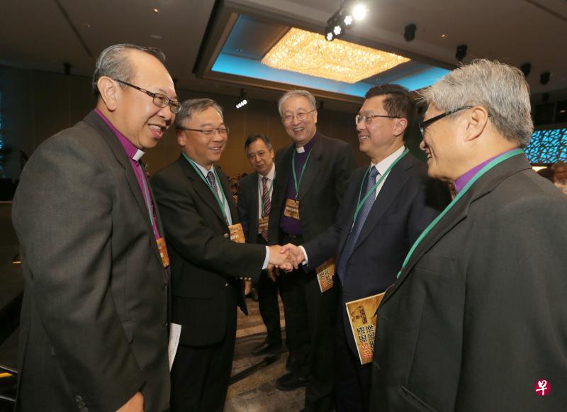 研讨会邀请了各地的教牧学者,卫生部长颜金勇(左二)也出席纪念活动。左起为圣公会新加坡教区副主教罗豫敬、中国基督教三自爱国运动委员会主席徐晓鸿牧师、圣公会新加坡教区荣休主教周贤正博士、华联企业执行主席李棕,以及新加坡卫理公会会督张振忠。(邬福梁摄) 研讨会邀请了各地的教牧学者,卫生部长颜金勇(左二)也出席纪念活动。左起为圣公会新加坡教区副主教罗豫敬、中国基督教三自爱国运动委员会主席徐晓鸿牧师、圣公会新加坡教区荣休主教周贤正博士、华联企业执行主席李棕,以及新加坡卫理公会会督张振忠。(邬福梁摄)