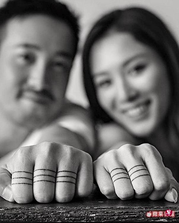 曾国祥(左)与王敏奕展示“文身婚戒”。 曾国祥(左)与王敏奕展示“文身婚戒”。