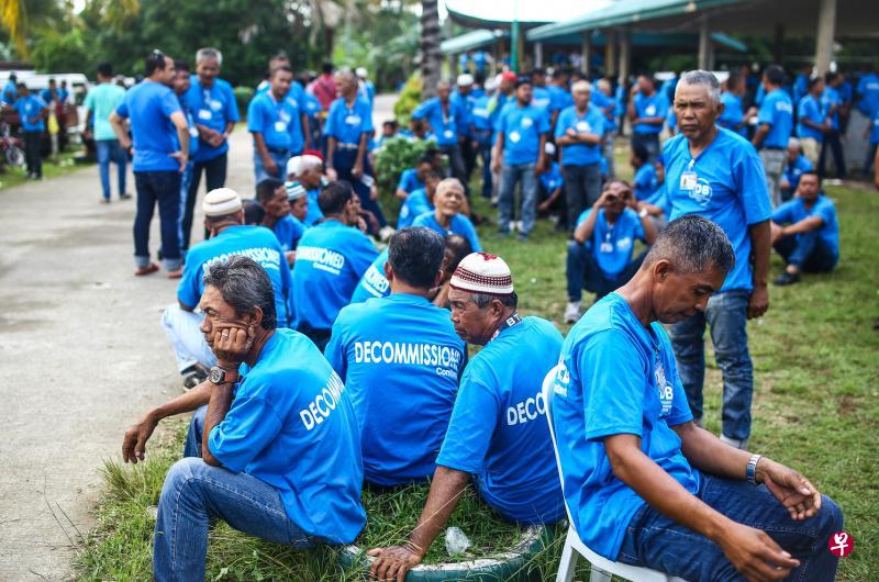 昨天在菲南棉兰老岛上的苏丹库达拉省,摩伊解的成员在集合点等待巴士,准备到一军营参加缴械仪式。(法新社) 昨天在菲南棉兰老岛上的苏丹库达拉省,摩伊解的成员在集合点等待巴士,准备到一军营参加缴械仪式。(法新社)
