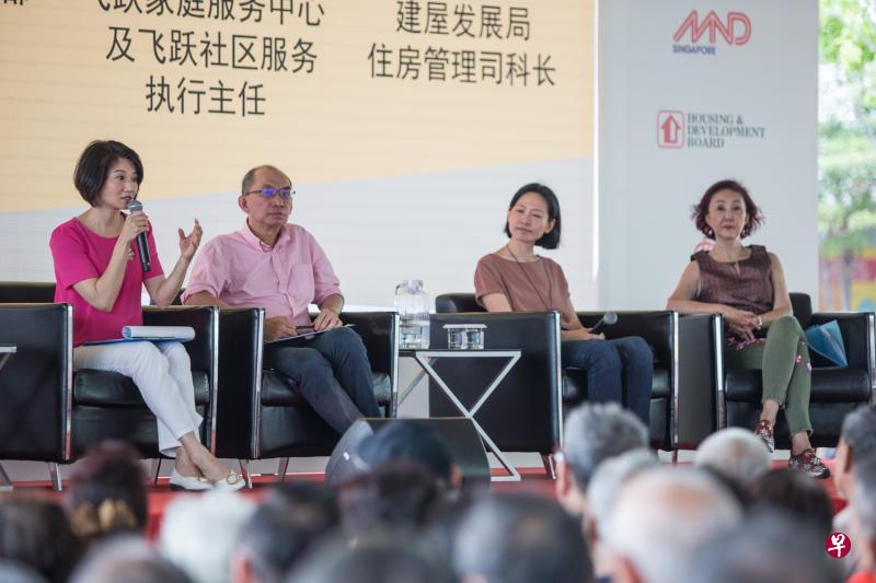 国家发展部高级政务次长孙雪玲 (左起)连同飞跃家庭服务中心及飞跃社区服务执行主任凌展辉和建屋发展局住房管理司司长庄美婵一同为公众解答与屋契回购计划有关的问题。资深艺人林茹萍(右一)为讲解会主持人之一。(国家发展部提供) 国家发展部高级政务次长孙雪玲 (左起)连同飞跃家庭服务中心及飞跃社区服务执行主任凌展辉和建屋发展局住房管理司司长庄美婵一同为公众解答与屋契回购计划有关的问题。资深艺人林茹萍(右一)为讲解会主持人之一。(国家发展部提供)