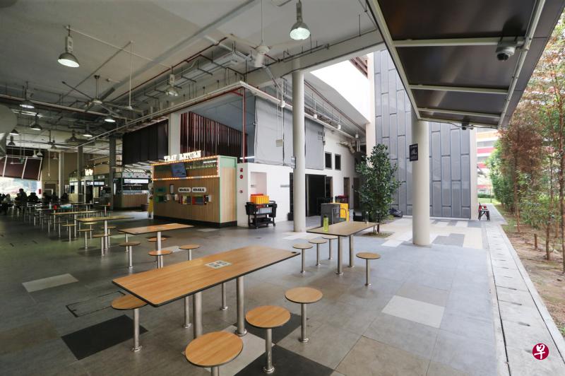 环境局日前为改善工程进行招标,承包商需要进行多项改进工程,包括在小贩中心四周安装挡雨的卷帘、在碗盘归还站安装隔音屏等。(邬福梁摄) 环境局日前为改善工程进行招标,承包商需要进行多项改进工程,包括在小贩中心四周安装挡雨的卷帘、在碗盘归还站安装隔音屏等。(邬福梁摄)