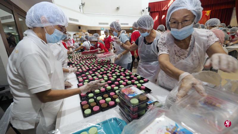 300名义工齐聚麦波申民众俱乐部礼堂,一共制作了1万7664个冰皮月饼。(新加坡嘉联国际狮子会提供) 300名义工齐聚麦波申民众俱乐部礼堂,一共制作了1万7664个冰皮月饼。(新加坡嘉联国际狮子会提供)