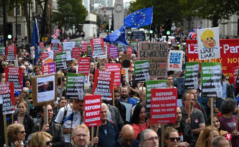 在英国伦敦,大批反对硬脱欧的示威者周末在唐宁街首相府附近一带集会,要求首相约翰逊下台,并高喊争取民主的口号,声言反对“约翰逊阻碍民主进程”。(法新社) 在英国伦敦,大批反对硬脱欧的示威者周末在唐宁街首相府附近一带集会,要求首相约翰逊下台,并高喊争取民主的口号,声言反对“约翰逊阻碍民主进程”。(法新社)