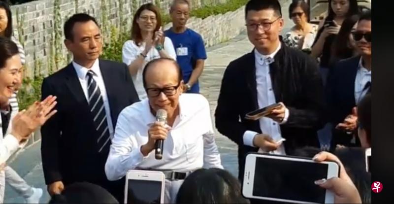 网络今天流传一段视频,据称是李嘉诚在慈山寺参与活动时说,希望执政者能对“未来主人翁”网开一面。(香港01/视频截图) 网络今天流传一段视频,据称是李嘉诚在慈山寺参与活动时说,希望执政者能对“未来主人翁”网开一面。(香港01/视频截图)