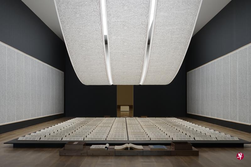 徐冰的《天书》创造4000多个伪汉字,无人看得懂。他说,你越认真,作品的荒诞度更强。(努桑塔拉现当代艺术博物馆提供) 徐冰的《天书》创造4000多个伪汉字,无人看得懂。他说,你越认真,作品的荒诞度更强。(努桑塔拉现当代艺术博物馆提供)