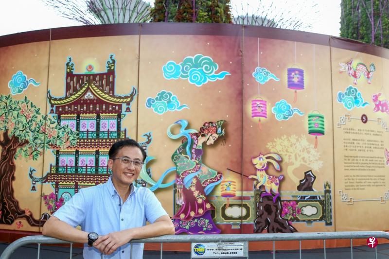 今年“滨海花园庆中秋”活动的大型走马灯上的绘图,出自本地漫画人和绘图设计师林尤正之手。(陈斌勤摄) 今年“滨海花园庆中秋”活动的大型走马灯上的绘图,出自本地漫画人和绘图设计师林尤正之手。(陈斌勤摄)