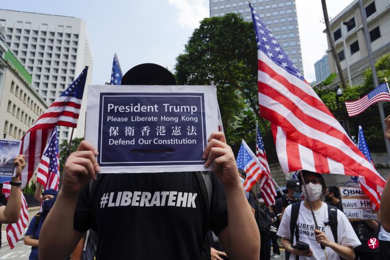 反修例示威者昨天游行至美国驻港总领事馆请愿,呼吁美国政府协助“解放”香港。(美联社) 反修例示威者昨天游行至美国驻港总领事馆请愿,呼吁美国政府协助“解放”香港。(美联社)
