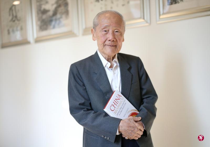 著名历史学家王赓武教授昨天在醉花林俱乐部为新书《中国重联:将历史融入新的世界秩序》举办发布会。(谢智扬摄) 著名历史学家王赓武教授昨天在醉花林俱乐部为新书《中国重联:将历史融入新的世界秩序》举办发布会。(谢智扬摄)