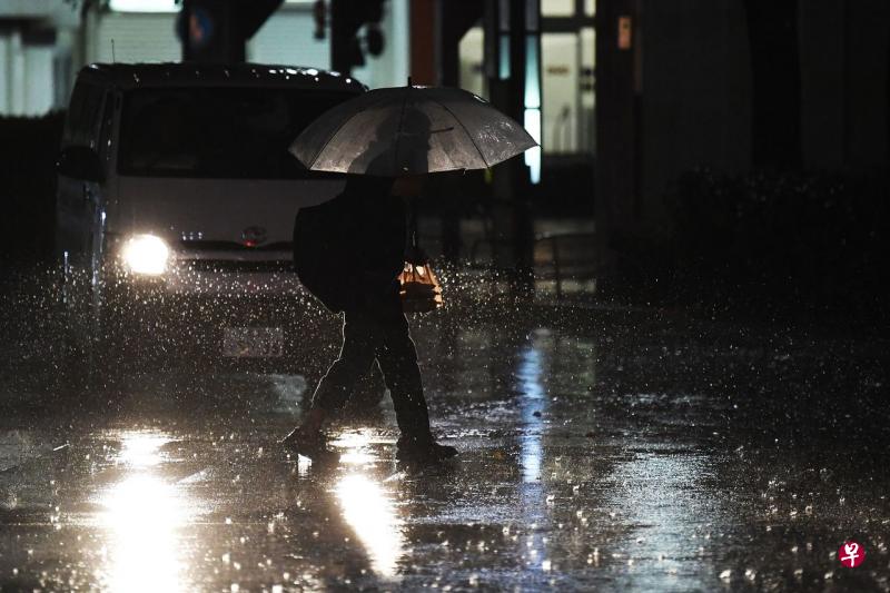 日本气象厅警告,强台风“法茜”可能带来破纪录的强风暴雨。(法新社) 日本气象厅警告,强台风“法茜”可能带来破纪录的强风暴雨。(法新社)
