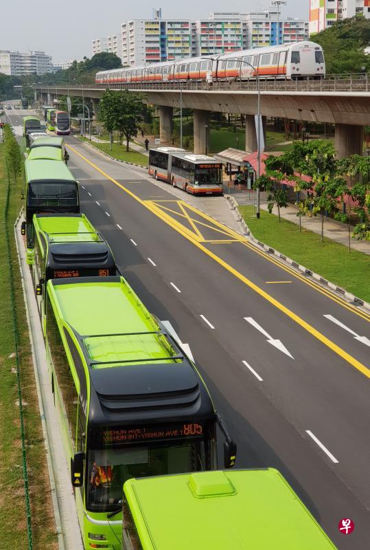 义顺转换站外今早出现了车龙。(蔡振鸿摄) 义顺转换站外今早出现了车龙。(蔡振鸿摄)