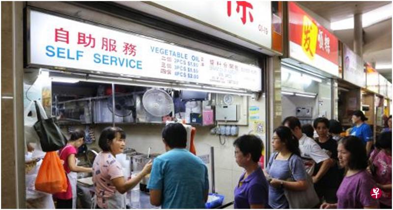 勿洛转换站小贩中心的勿洛水粿常有人龙排队。(龙国雄摄) 勿洛转换站小贩中心的勿洛水粿常有人龙排队。(龙国雄摄)