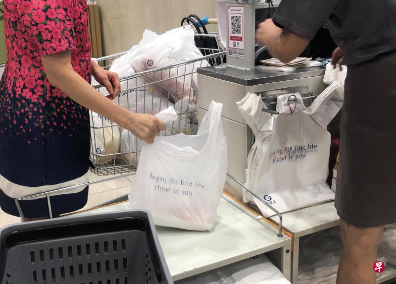 从9月16日起,职总平价合作社旗下的七家超市和便利店将不会免费提供塑料袋,为期一个月。(档案照) 从9月16日起,职总平价合作社旗下的七家超市和便利店将不会免费提供塑料袋,为期一个月。(档案照)