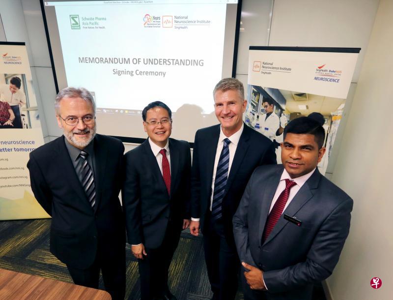 国立脑神经医学院神经内科高级顾问医生纳根德兰副教授(右一)与院长伍伟豪(左二),同Schwabe集团老年学临床研究主管霍尔(Robert Horr,左一)与国际市场主管布劳恩(Peter Braun,右二),签署为期两年的合作备忘录。(龙国雄摄) 国立脑神经医学院神经内科高级顾问医生纳根德兰副教授(右一)与院长伍伟豪(左二),同Schwabe集团老年学临床研究主管霍尔(Robert Horr,左一)与国际市场主管布劳恩(Peter Braun,右二),签署为期两年的合作备忘录。(龙国雄摄)