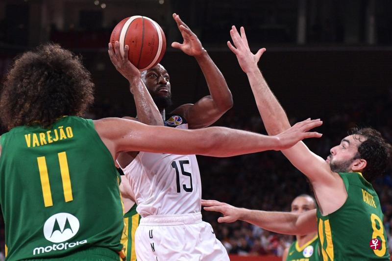 美国主将沃克(中)在两名巴西球员瓦莱乔(左)和本尼特的防守下,单手投篮。(法新社) 美国主将沃克(中)在两名巴西球员瓦莱乔(左)和本尼特的防守下,单手投篮。(法新社)