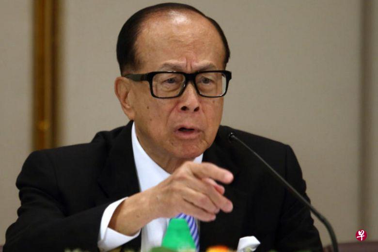 李嘉诚向特区政府和年轻人双方喊话,强调政治问题都有两方面,希望港府能对“未来主人翁网开一面”,而年轻人能够体谅大局。(彭博社) 李嘉诚向特区政府和年轻人双方喊话,强调政治问题都有两方面,希望港府能对“未来主人翁网开一面”,而年轻人能够体谅大局。(彭博社)