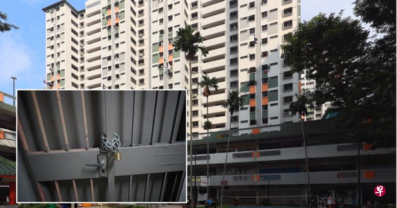 振瑞路第52座组屋昨晚出现大批警员,封锁八楼一个单位月六小时进行调查,带走一个铁锅及一袋相信是骨骸灰烬的塑料袋。(小图)记者今早走访事发单位,无人应门,铁门也由外用铁链上了锁。(林泽锐摄) 振瑞路第52座组屋昨晚出现大批警员,封锁八楼一个单位月六小时进行调查,带走一个铁锅及一袋相信是骨骸灰烬的塑料袋。(小图)记者今早走访事发单位,无人应门,铁门也由外用铁链上了锁。(林泽锐摄)