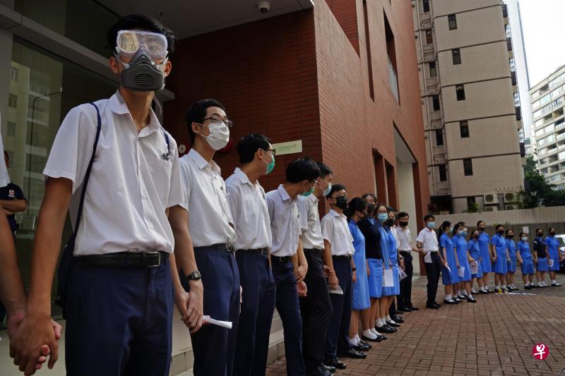 香港圣保罗男女中学学生本周一(9日)在学校外组成人链抗议,要求香港特区政府撤回修例以外,还要满足群众提出的其他四项要求。(美联社) 香港圣保罗男女中学学生本周一(9日)在学校外组成人链抗议,要求香港特区政府撤回修例以外,还要满足群众提出的其他四项要求。(美联社)