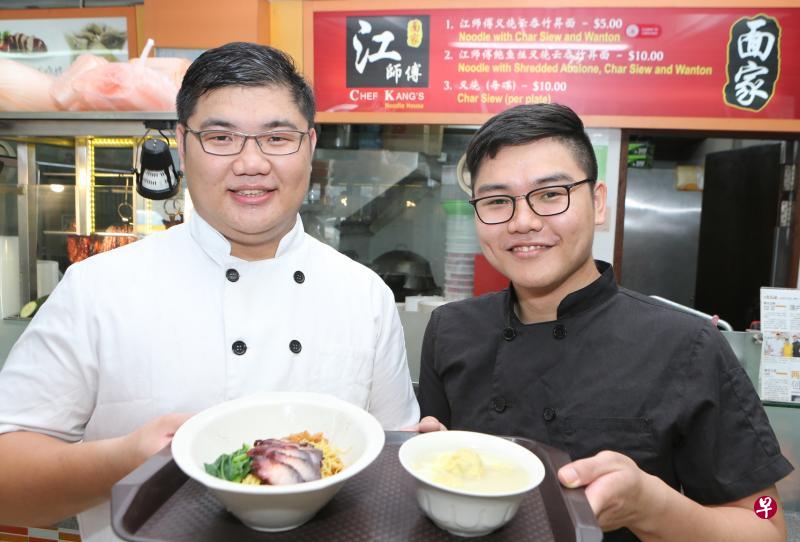 位于大巴窑3巷工业区Jackson Square食堂的江师傅面家,由两兄弟巫润强(左)和巫润华负责。(唐家鸿摄) 位于大巴窑3巷工业区Jackson Square食堂的江师傅面家,由两兄弟巫润强(左)和巫润华负责。(唐家鸿摄)