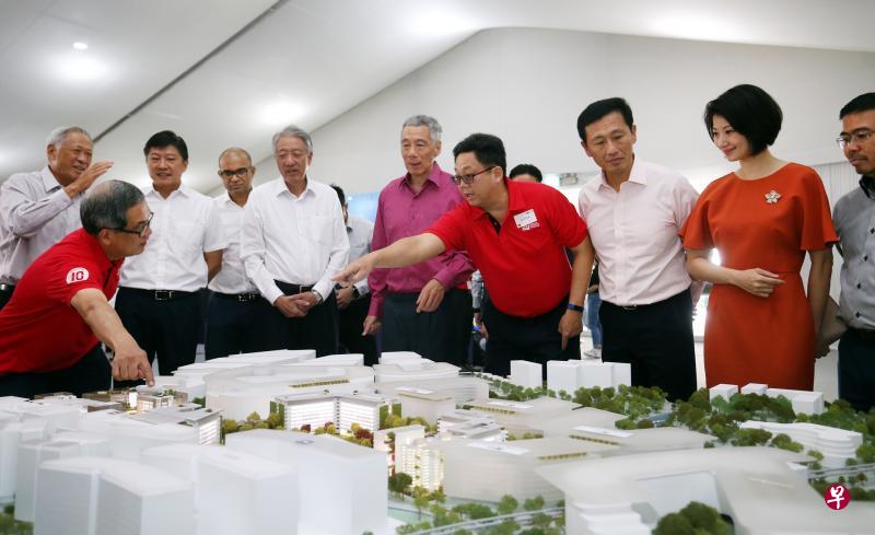 新加坡理工大学校长陈添顺教授(左前)和校董会主席伍逸松(右四)在动土仪式过后向李显龙总理(右五)与嘉宾们介绍新校舍的发展计划。其他嘉宾包括曾任教育部长、现任国防部长的黄永宏医生(左起)以及总理公署部长、职总秘书长黄志明、通讯及新闻部兼交通部高级政务部长普杰立医生、国务资政兼国家安全统筹部长张志贤、教育部长王乙康、内政部兼国家发展部高级政务次长孙雪玲和白沙—榜鹅集选区议员再纳。(谢智扬摄) 新加坡理工大学校长陈添顺教授(左前)和校董会主席伍逸松(右四)在动土仪式过后向李显龙总理(右五)与嘉宾们介绍新校舍的发展计划。其他嘉宾包括曾任教育部长、现任国防部长的黄永宏医生(左起)以及总理公署部长、职总秘书长黄志明、通讯及新闻部兼交通部高级政务部长普杰立医生、国务资政兼国家安全统筹部长张志贤、教育部长王乙康、内政部兼国家发展部高级政务次长孙雪玲和白沙—榜鹅集选区议员再纳。(谢智扬摄)