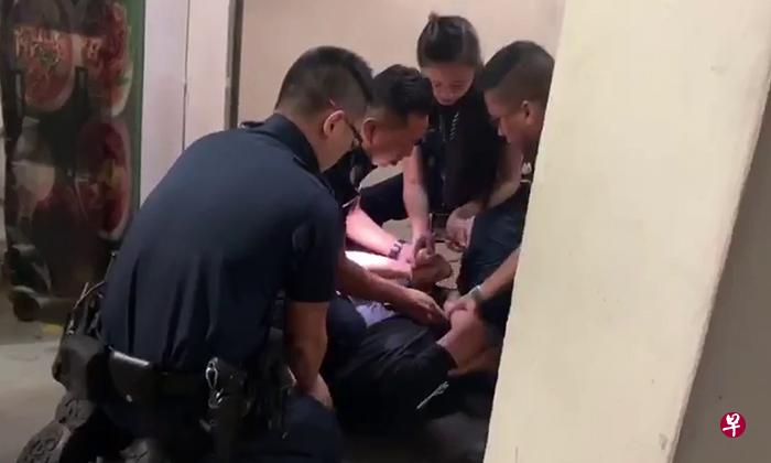 一名男子怀疑喝醉酒,在兀兰一家咖啡店嚷嚷闹事,最终被警员制伏。(STOMP) 一名男子怀疑喝醉酒,在兀兰一家咖啡店嚷嚷闹事,最终被警员制伏。(STOMP)