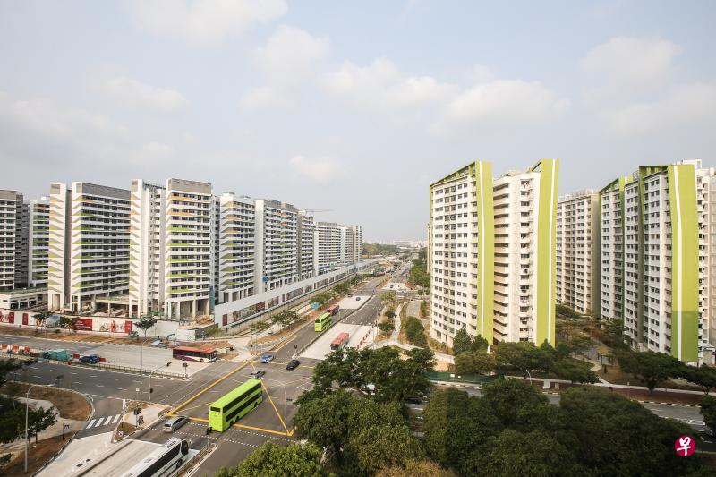 政府将从今天起把购买新组屋的家庭月入顶限从1万2000元调高到1万4000元。(梁伟康摄) 政府将从今天起把购买新组屋的家庭月入顶限从1万2000元调高到1万4000元。(梁伟康摄)