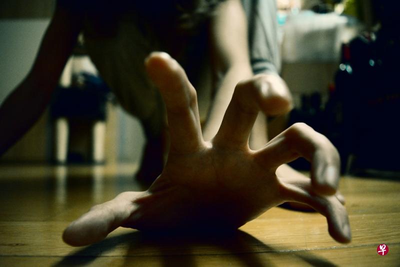 本案发生在2017年,被告当时在滨海湾金沙赌场工作,受害女童是8岁小学生。(示意照) 本案发生在2017年,被告当时在滨海湾金沙赌场工作,受害女童是8岁小学生。(示意照)