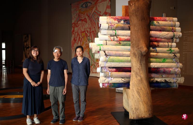 唐大雾(中)的展览是与团队Stitchen Haus da Opera合作呈献,包括艺术总监黄淑云(右)及表演者何诗韵。(叶振忠摄) 唐大雾(中)的展览是与团队Stitchen Haus da Opera合作呈献,包括艺术总监黄淑云(右)及表演者何诗韵。(叶振忠摄)