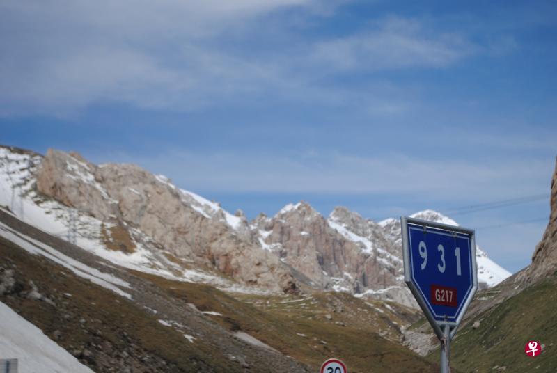 独库公路，俗称国道217，931路段海拔3198米，雪山就在眼前。（吴晓媛摄）