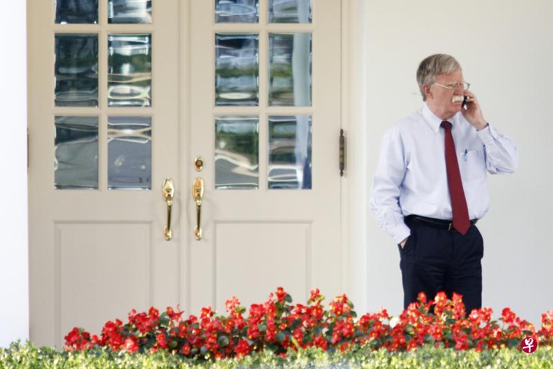 博尔顿周二被开除当天,在总统办公室所在的白宫西翼打电话时被媒体拍到。(彭博社) 博尔顿周二被开除当天,在总统办公室所在的白宫西翼打电话时被媒体拍到。(彭博社)