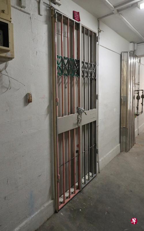 案发单位无人应门,铁门用铁链从外头锁上。(林泽锐摄) 案发单位无人应门,铁门用铁链从外头锁上。(林泽锐摄)