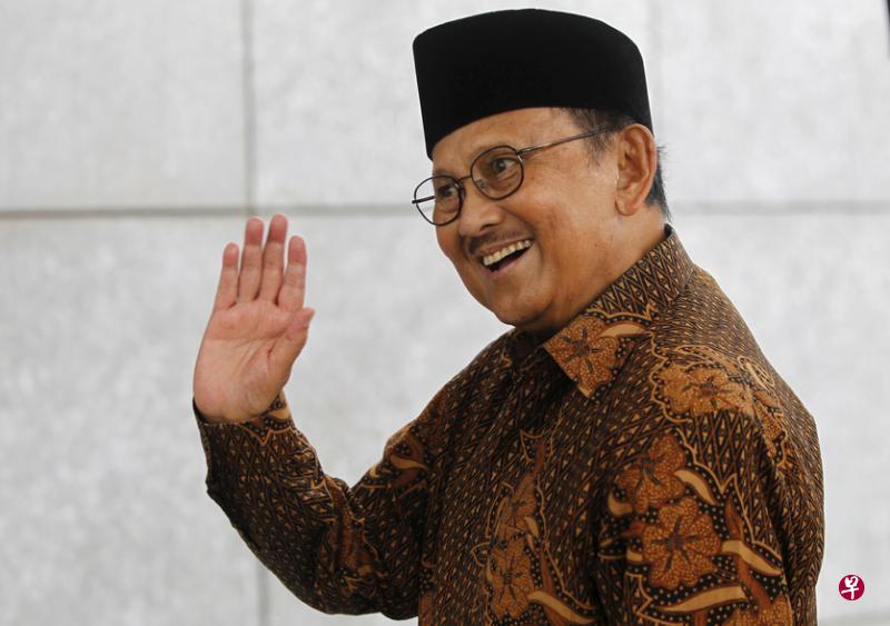 哈比比的总统任期虽是印尼现代史上最短的,却具有变革性。这是他2016年出席澳大利亚驻雅加达新使馆的开幕礼时所摄。(路透社) 哈比比的总统任期虽是印尼现代史上最短的,却具有变革性。这是他2016年出席澳大利亚驻雅加达新使馆的开幕礼时所摄。(路透社)