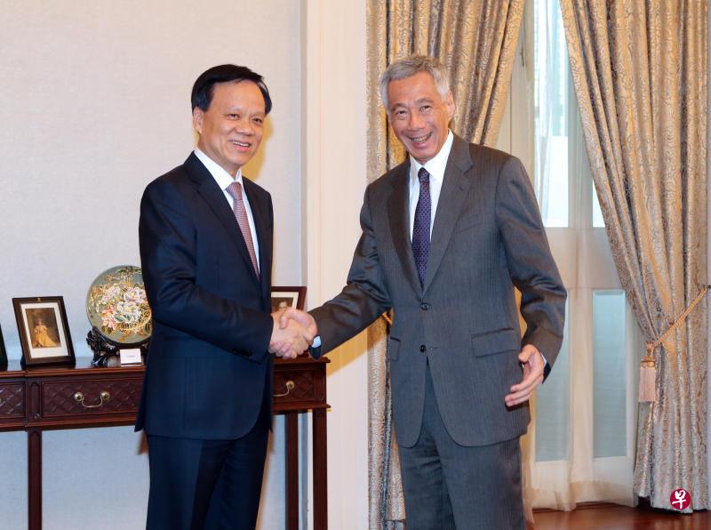 李显龙总理(右)昨天会见到访的中共政治局委员、重庆市委书记陈敏尔。(唐家鸿摄) 李显龙总理(右)昨天会见到访的中共政治局委员、重庆市委书记陈敏尔。(唐家鸿摄)