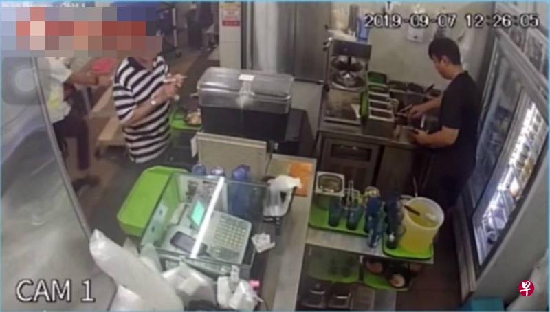 阿叔的纸巾不慎掉入红豆汤,全程被拍下。(STOMP) 阿叔的纸巾不慎掉入红豆汤,全程被拍下。(STOMP)