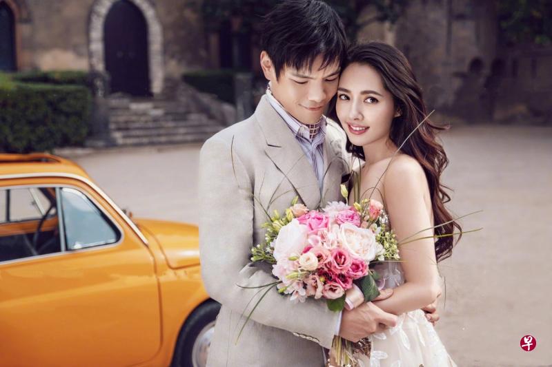 郭碧婷(右)在微博晒出多张与向佐的甜蜜婚纱照。(微博图) 郭碧婷(右)在微博晒出多张与向佐的甜蜜婚纱照。(微博图)