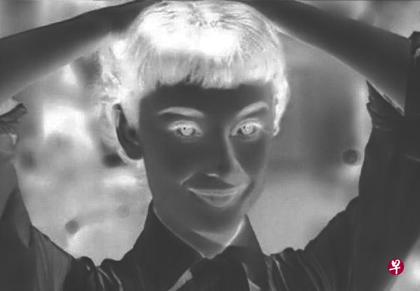 奥黛丽·赫本(Audrey Hepburn)在《罗马假日》中的经典“眉上刘海”。(互联网) 奥黛丽·赫本(Audrey Hepburn)在《罗马假日》中的经典“眉上刘海”。(互联网)
