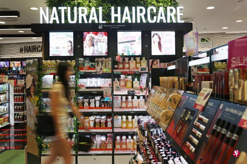 午后时分药妆店人流不断，客群以女性为主。（李薇摄）