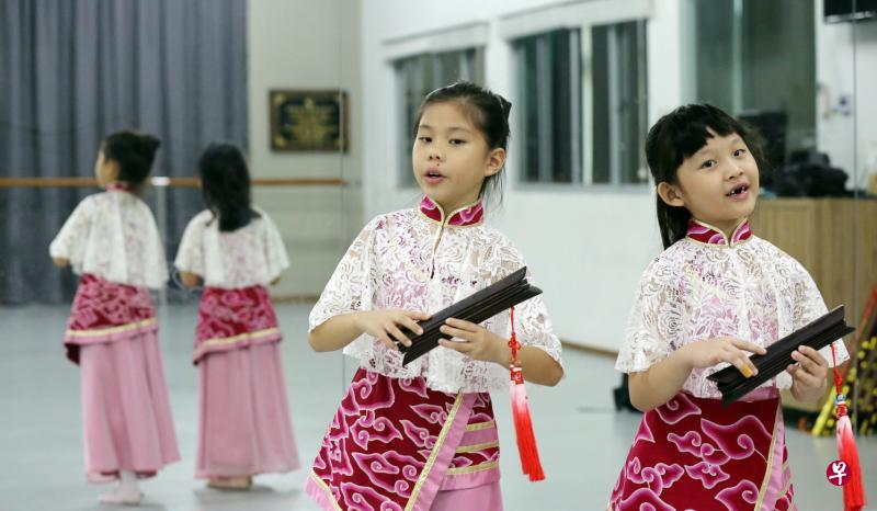 钱佳乐(左起)和周纯嘉手里拿着木制拍板随着音乐边打节奏边唱,展现了娴熟的手法和美妙的歌声。她们非常期待本周六的表演,因为这将是她们第一次公开演唱南音。(庄耿闻摄) 钱佳乐(左起)和周纯嘉手里拿着木制拍板随着音乐边打节奏边唱,展现了娴熟的手法和美妙的歌声。她们非常期待本周六的表演,因为这将是她们第一次公开演唱南音。(庄耿闻摄)
