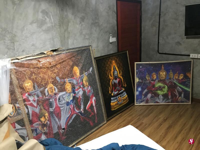 这些“佛陀超人”画作引发争议后被人买下,并拍卖捐作慈善,但泰国强硬组织要求将它们销毁。(路透社) 这些“佛陀超人”画作引发争议后被人买下,并拍卖捐作慈善,但泰国强硬组织要求将它们销毁。(路透社)