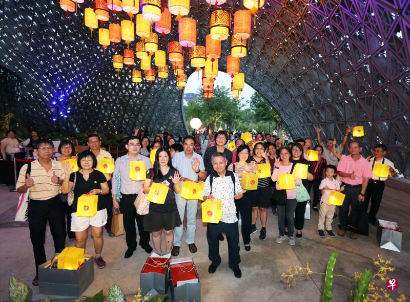 包括报业控股华文媒体集团社长李慧玲在内的新闻室人员与150名读者俱乐部会员一起参加“滨海花园提灯游览”。(庄耿闻摄) 包括报业控股华文媒体集团社长李慧玲在内的新闻室人员与150名读者俱乐部会员一起参加“滨海花园提灯游览”。(庄耿闻摄)