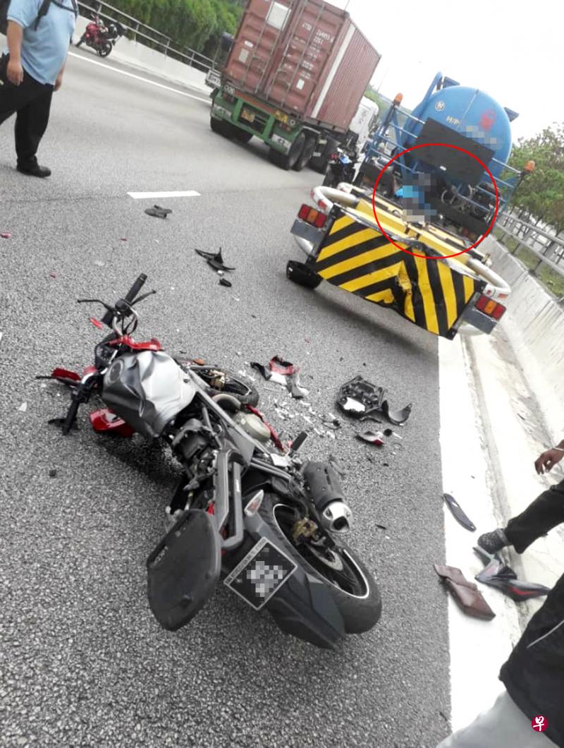 一名电单车骑士撞上正在浇水的水车,强大撞击力导致他被抛飞,当场丧命。(读者提供) 一名电单车骑士撞上正在浇水的水车,强大撞击力导致他被抛飞,当场丧命。(读者提供)