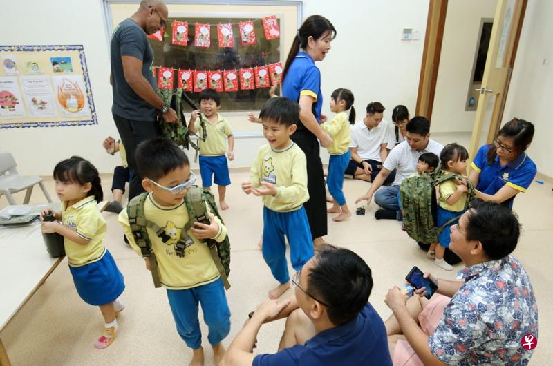 幼儿培育辅助计划的家庭月入顶限明年4月起从1900元调高至2500元,让更多弱势家庭的孩童受惠。(档案照) 幼儿培育辅助计划的家庭月入顶限明年4月起从1900元调高至2500元,让更多弱势家庭的孩童受惠。(档案照)